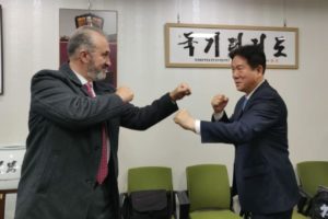 GM Aroldo Martins e GM Lee Dong Sup